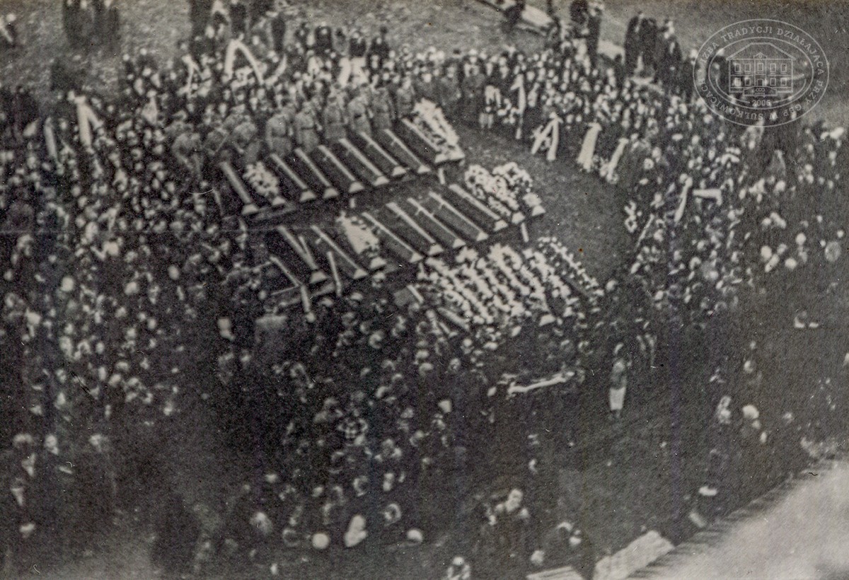 Kwiecień 1945 rok uroczysty pochówek pomordowanych podczas pacyfikacji po ekshumacji zwłok, widok z wieży kościelnej.