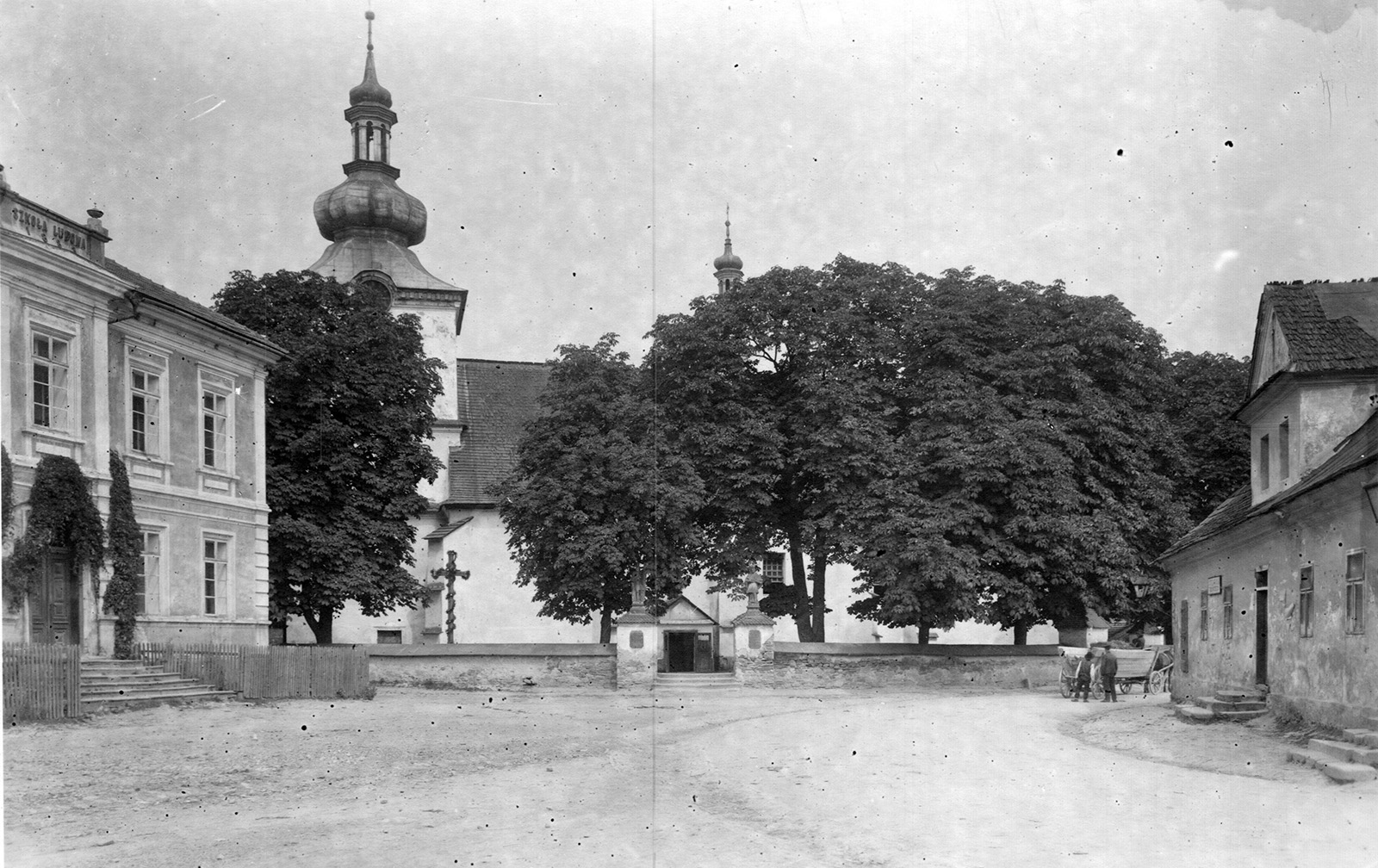 Po prawo dom Towarzystwa Kowali zdjęcie z 1919 roku