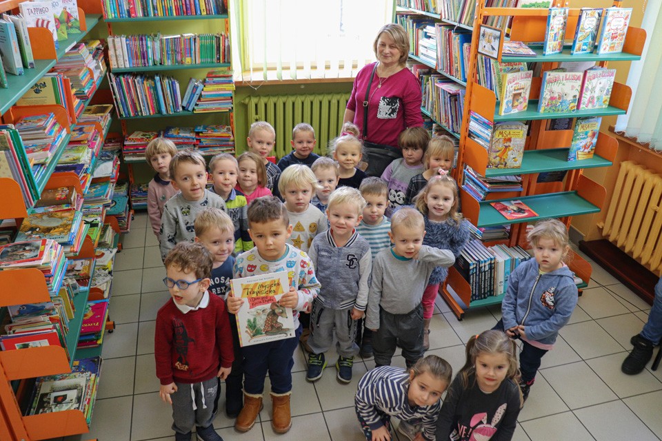 „Jedyneczki” z wizytą w bibliotece