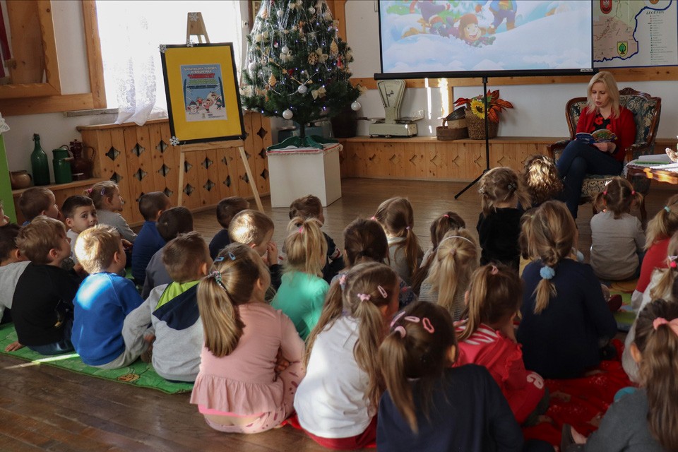 Świąteczny tydzień w Bibliotece dla dzieci z przedszkola nr 2 im. Św. Mikołaja w Sułkowicach