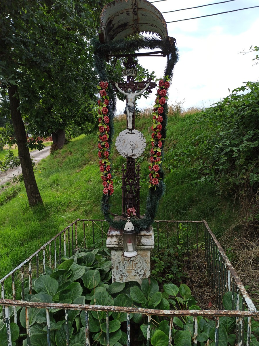 Kapliczka z metalowym krzyżem Kapliczka z metalowym krzyżem