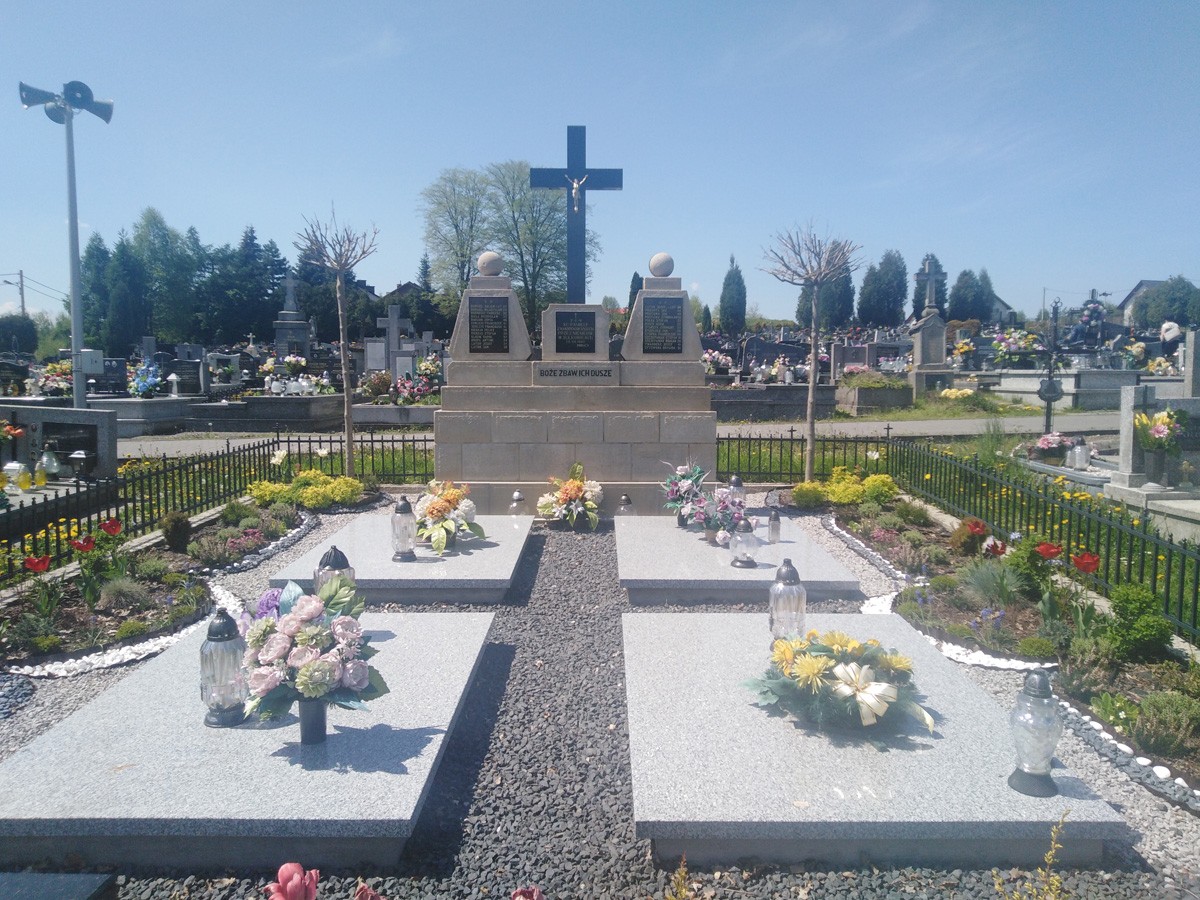 Pomnik ofiar pacyfikacji Sułkowic i Harbutowic z dnia 24 lipca 1943 roku. Pomnik ofiar pacyfikacji Sułkowic i Harbutowic z dnia 24 lipca 1943 roku.