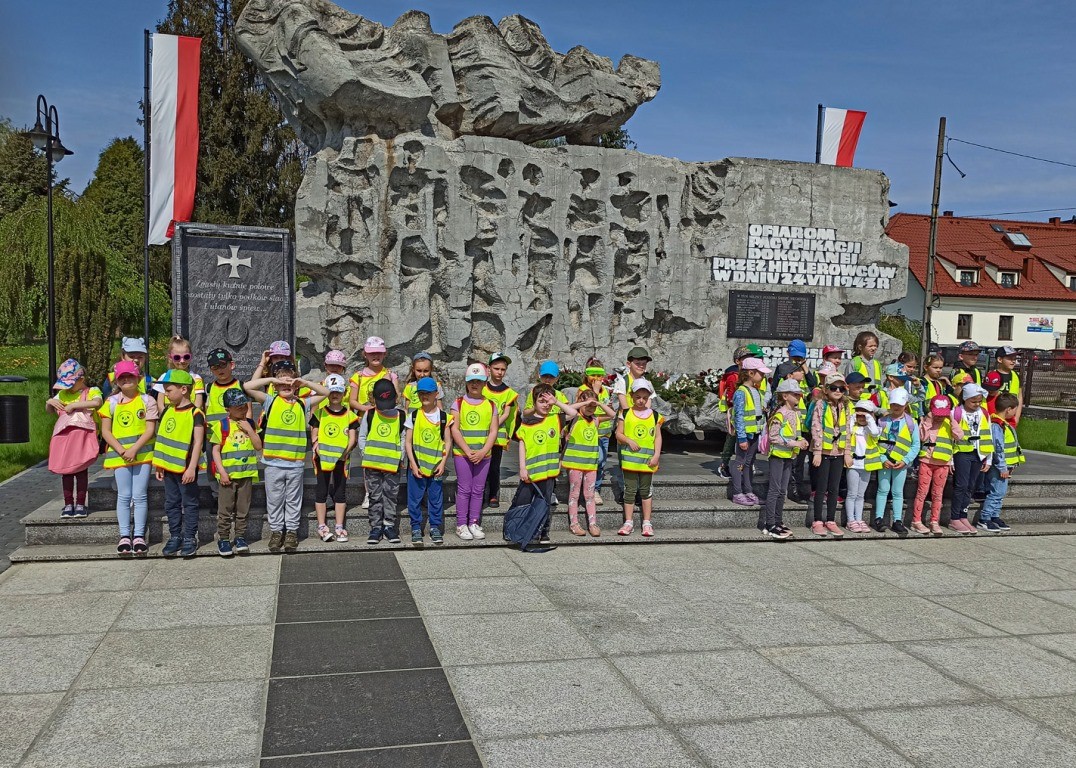 Trwa XIX Ogólnopolski Tydzień Bibliotek. Przedszkolaki z PS1 pod pomnikiem