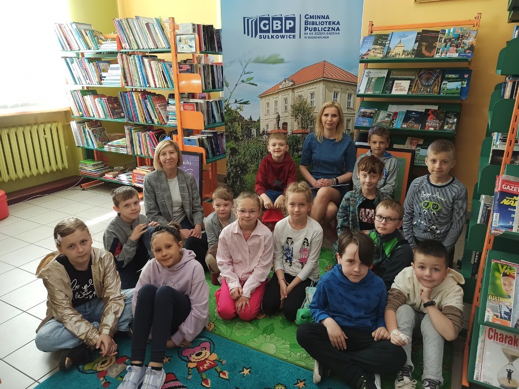 Uczniowie z klasy I i II Szkoły Podstawowej nr 2 w Sułkowicach w Bibliotece