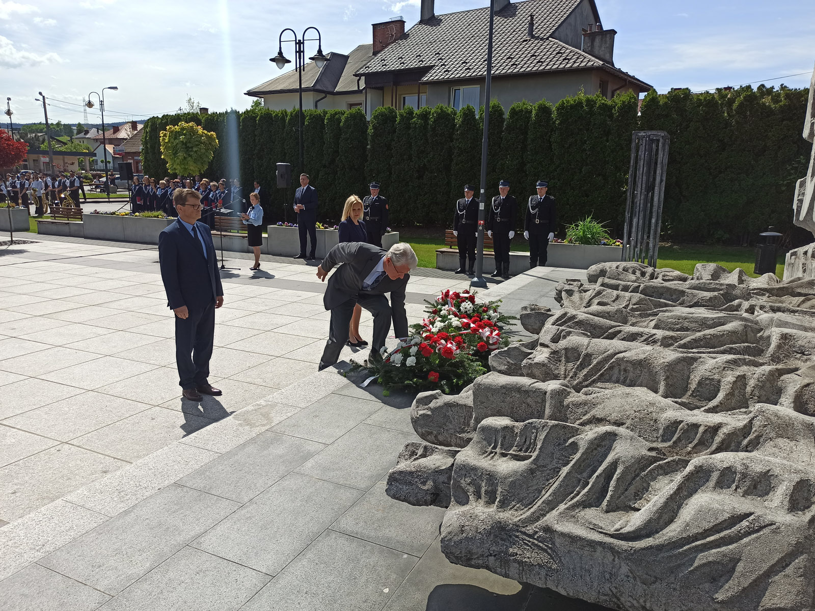 Zdjęcie przedstawia składanie kwiatów przed pomnikiem podczas3 maj 2024