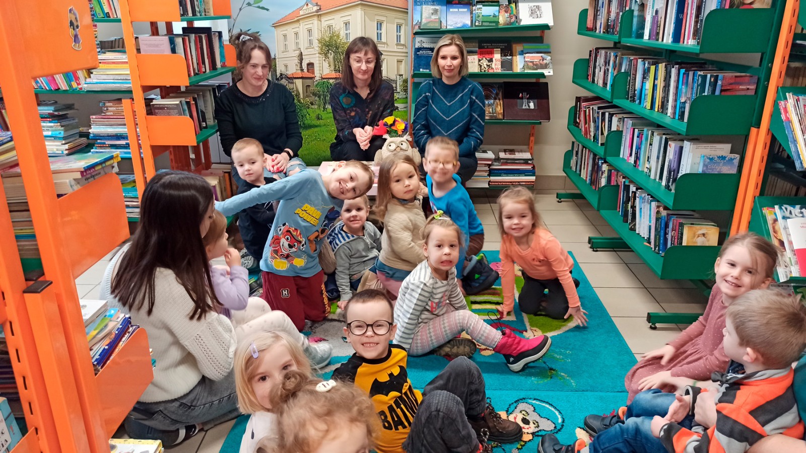 Przedszkolaki poznają bibliotekę