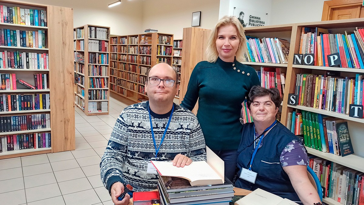 Praktyki podopiecznych WTZ w Harbutowicach w bibliotece