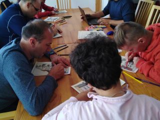 Uczestnicy Warsztatów Terapii Zajęciowej na zajęciach w bibliotece - zdjęcie 1