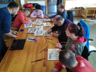 Uczestnicy Warsztatów Terapii Zajęciowej na zajęciach w bibliotece - zdjęcie 2