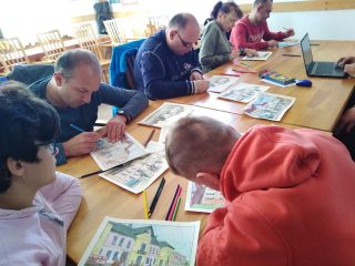 Uczestnicy Warsztatów Terapii Zajęciowej na zajęciach w bibliotece - zdjęcie 5