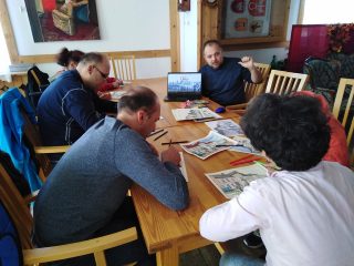 Uczestnicy Warsztatów Terapii Zajęciowej na zajęciach w bibliotece - zdjęcie 6