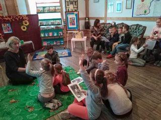 Warsztaty językowo-plastyczne w bibliotece - zdjęcie 9