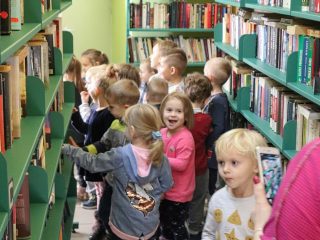 „Jedyneczki” z wizytą w bibliotece - zdjęcie 2