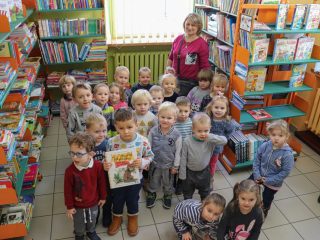 „Jedyneczki” z wizytą w bibliotece - zdjęcie 3