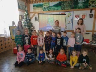 Świąteczny tydzień w Bibliotece dla dzieci z przedszkola nr 2 im. Św. Mikołaja w Sułkowicach - zdjęcie 2