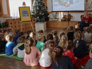 Świąteczny tydzień w Bibliotece dla dzieci z przedszkola nr 2 im. Św. Mikołaja w Sułkowicach - zdjęcie 3