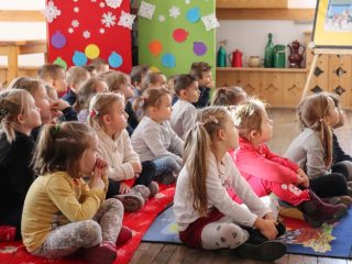 Świąteczny tydzień w Bibliotece dla dzieci z przedszkola nr 2 im. Św. Mikołaja w Sułkowicach - zdjęcie 5