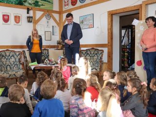 Świąteczny tydzień w Bibliotece dla dzieci z przedszkola nr 2 im. Św. Mikołaja w Sułkowicach - zdjęcie 6