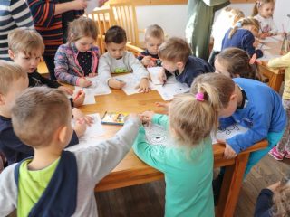 Świąteczny tydzień w Bibliotece dla dzieci z przedszkola nr 2 im. Św. Mikołaja w Sułkowicach - zdjęcie 7