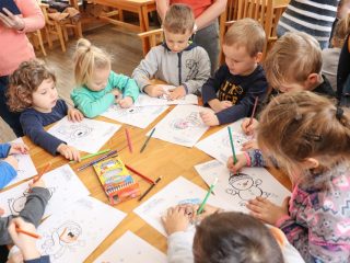 Świąteczny tydzień w Bibliotece dla dzieci z przedszkola nr 2 im. Św. Mikołaja w Sułkowicach - zdjęcie 8