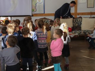 Świąteczny tydzień w Bibliotece dla dzieci z przedszkola nr 2 im. Św. Mikołaja w Sułkowicach - zdjęcie 10