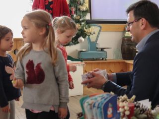 Świąteczny tydzień w Bibliotece dla dzieci z przedszkola nr 2 im. Św. Mikołaja w Sułkowicach - zdjęcie 11