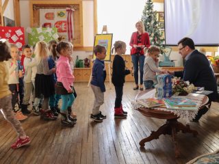 Świąteczny tydzień w Bibliotece dla dzieci z przedszkola nr 2 im. Św. Mikołaja w Sułkowicach - zdjęcie 12