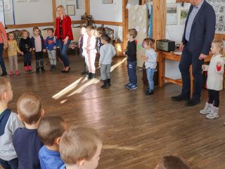 Świąteczny tydzień w Bibliotece dla dzieci z przedszkola nr 2 im. Św. Mikołaja w Sułkowicach - zdjęcie 14