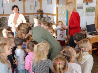 Świąteczny tydzień w Bibliotece dla dzieci z przedszkola nr 2 im. Św. Mikołaja w Sułkowicach - zdjęcie 15