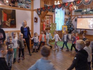 Świąteczny tydzień w Bibliotece dla dzieci z przedszkola nr 2 im. Św. Mikołaja w Sułkowicach - zdjęcie 17