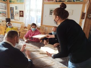 „Malowanie Ikon” z podopiecznymi WTZ Harbutowice - zdjęcie 2