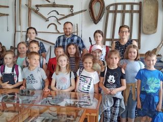 Wakacyjne spotkania z biblioteką i Izbą Tradycji dla uczestników „Akcji Lato” organizowanej przez Świetlicę Środowiskową w Sułkowicach - zdjęcie 3