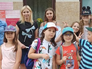 Wakacyjne spotkania z biblioteką i Izbą Tradycji dla uczestników „Akcji Lato” organizowanej przez Świetlicę Środowiskową w Sułkowicach - zdjęcie 6