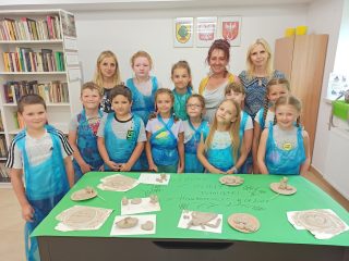 Wakacyjne spotkania z biblioteką i Izbą Tradycji dla uczestników „Akcji Lato” organizowanej przez Świetlicę Środowiskową w Sułkowicach - zdjęcie 7