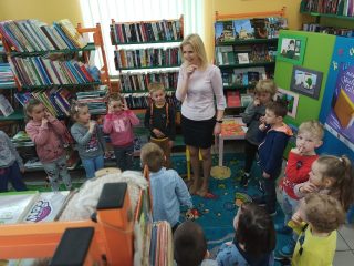 Dzieci z Przedszkola nr 1 w Sułkowicach z wizytą w Bibliotece i Izbie Tradycji - zdjęcie 1