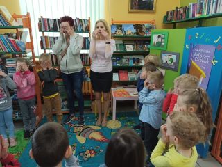 Dzieci z Przedszkola nr 1 w Sułkowicach z wizytą w Bibliotece i Izbie Tradycji - zdjęcie 2