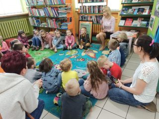 Dzieci z Przedszkola nr 1 w Sułkowicach z wizytą w Bibliotece i Izbie Tradycji - zdjęcie 3