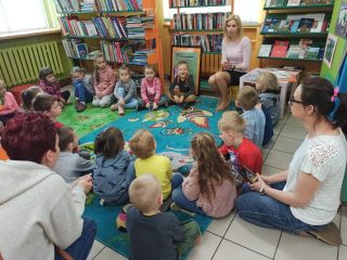 Dzieci z Przedszkola nr 1 w Sułkowicach z wizytą w Bibliotece i Izbie Tradycji - zdjęcie 4