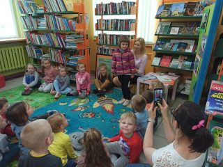 Dzieci z Przedszkola nr 1 w Sułkowicach z wizytą w Bibliotece i Izbie Tradycji - zdjęcie 5