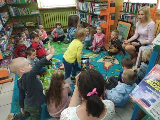 Dzieci z Przedszkola nr 1 w Sułkowicach z wizytą w Bibliotece i Izbie Tradycji - zdjęcie 6