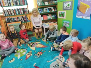 Dzieci z Przedszkola nr 1 w Sułkowicach z wizytą w Bibliotece i Izbie Tradycji - zdjęcie 7