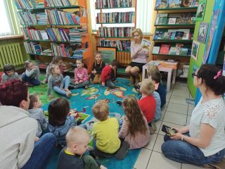 Dzieci z Przedszkola nr 1 w Sułkowicach z wizytą w Bibliotece i Izbie Tradycji - zdjęcie 8