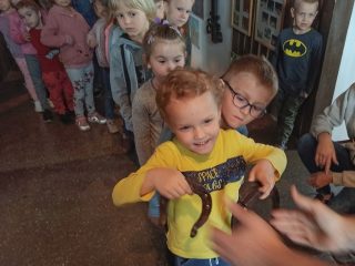 Dzieci z Przedszkola nr 1 w Sułkowicach z wizytą w Bibliotece i Izbie Tradycji - zdjęcie 12