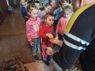 Dzieci z Przedszkola nr 1 w Sułkowicach z wizytą w Bibliotece i Izbie Tradycji - zdjęcie 17