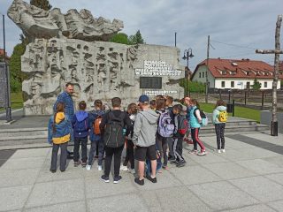 "Moje miasto Sułkowice" - spacer tematyczny dla klasy III B ze Szkoły Podstawowej nr 2 w Sułkowicach - zdjęcie 13