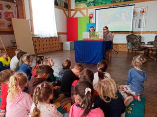 Przedszkolaki z dwójki w Bibliotece - zdjęcie 2