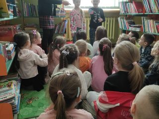 Przedszkolaki z dwójki w Bibliotece - zdjęcie 15
