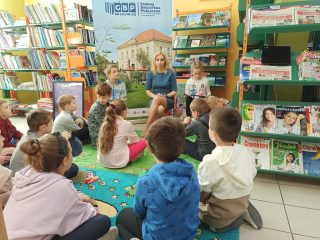 Uczniowie z klasy I i II Szkoły Podstawowej nr 2 w Sułkowicach w Bibliotece - zdjęcie 1