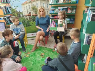 Uczniowie z klasy I i II Szkoły Podstawowej nr 2 w Sułkowicach w Bibliotece - zdjęcie 2