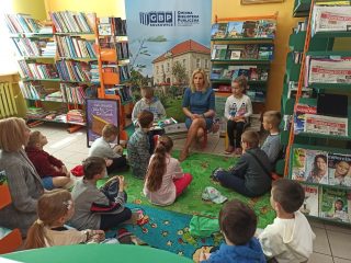 Uczniowie z klasy I i II Szkoły Podstawowej nr 2 w Sułkowicach w Bibliotece - zdjęcie 3